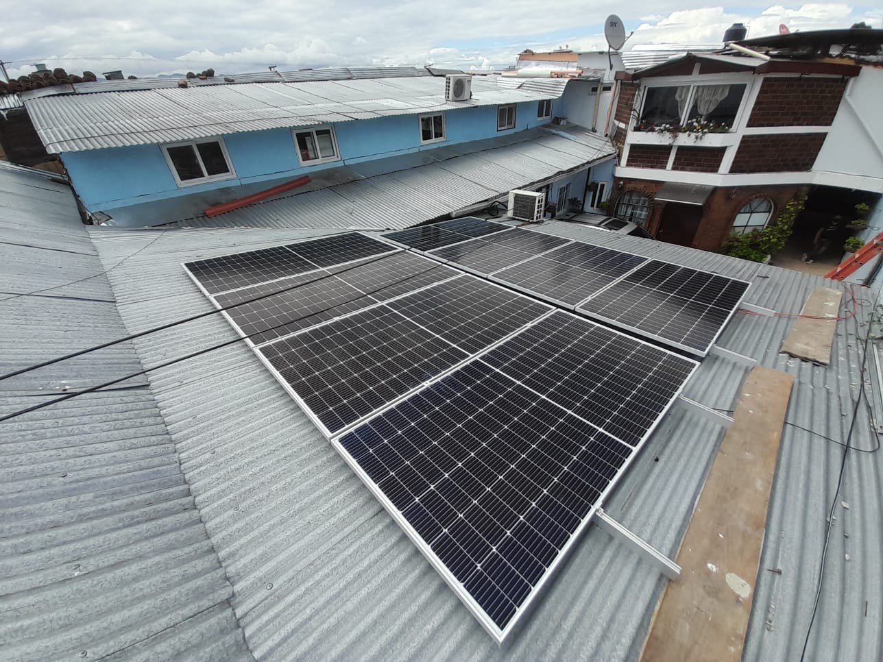 Instalacion 1 de Sistema Atado a la Red 1200 kWh al mes / 10K-550W
