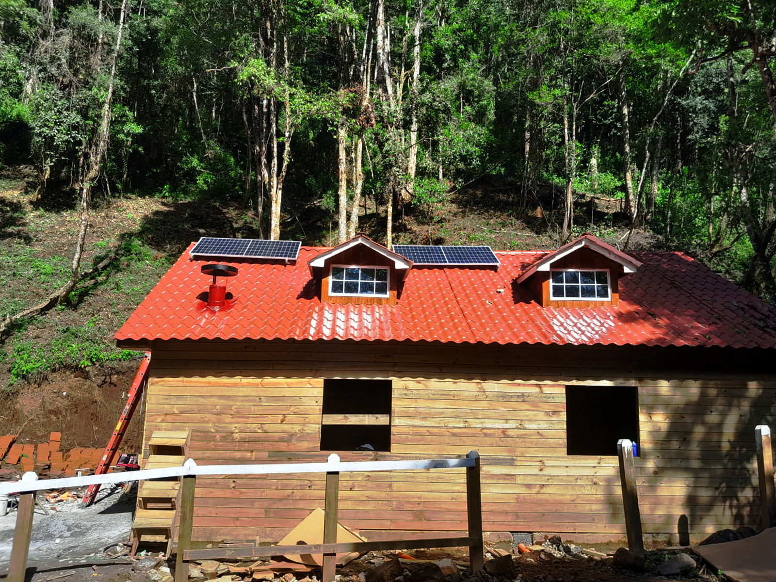 Instalacion 4 de Sistema Aislado 0.8 kWh al día 330W