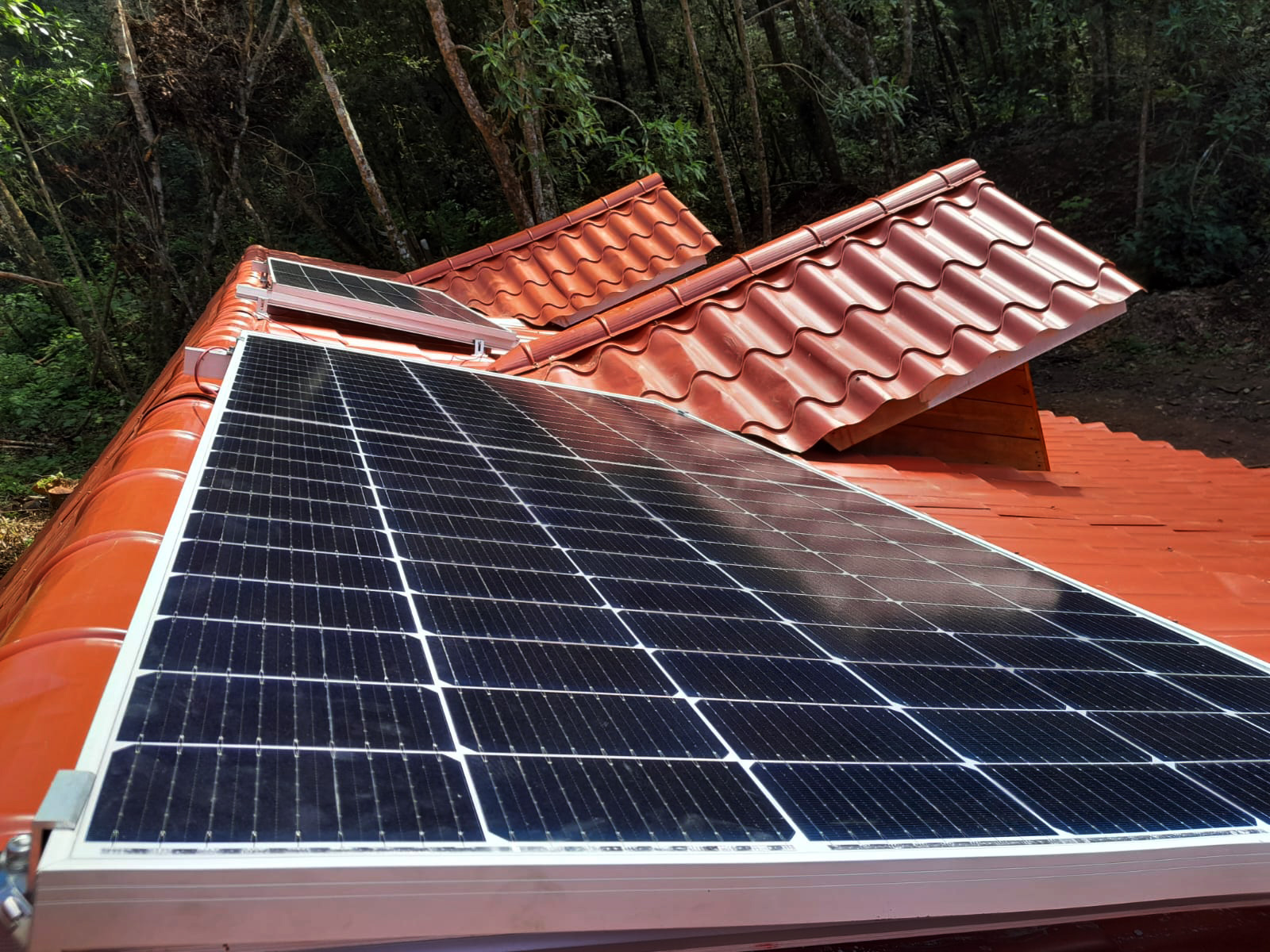 Instalacion 1 de Sistema Aislado 1.2 kWh al día 330W